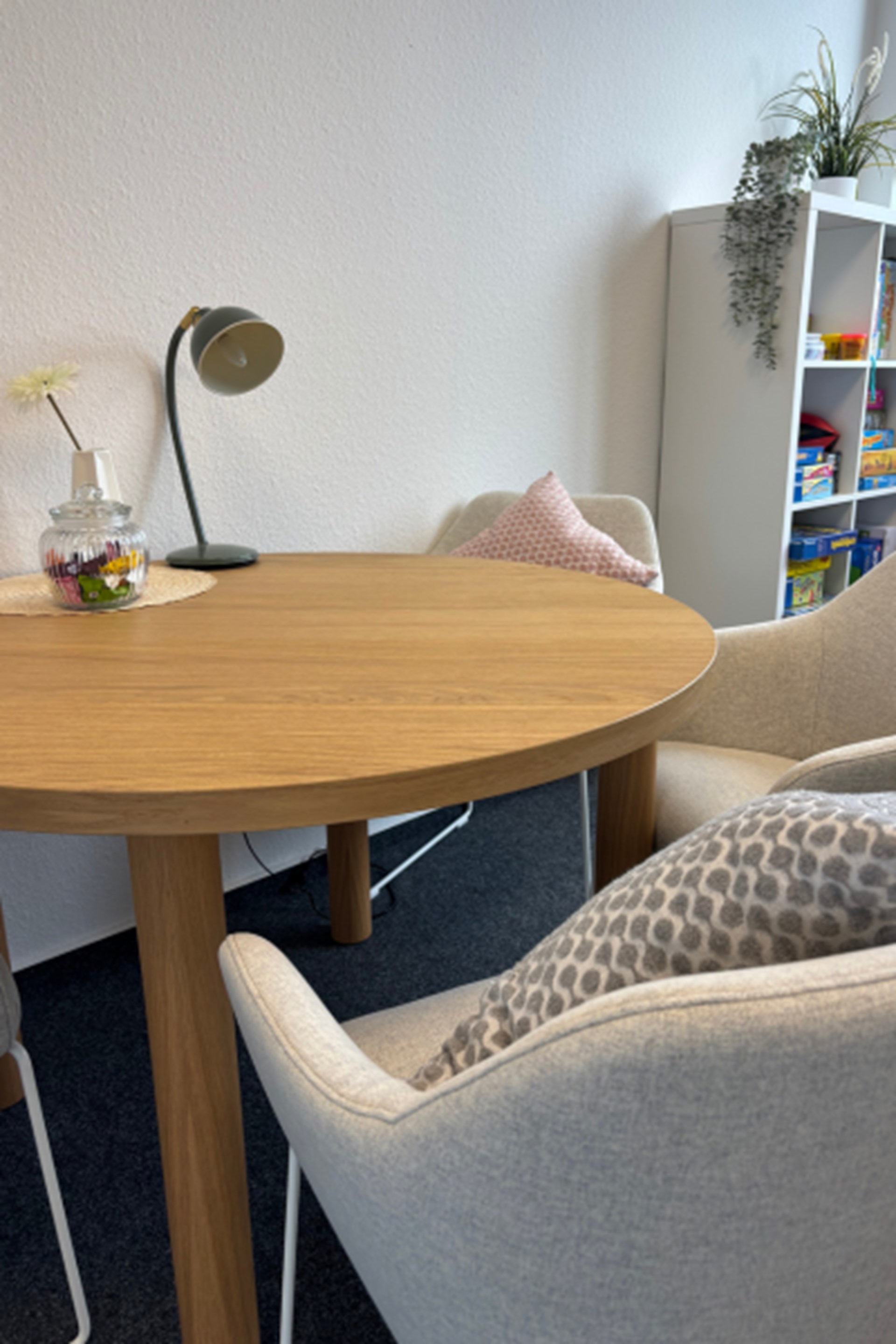 Ein Tisch mit zwei Sesseln