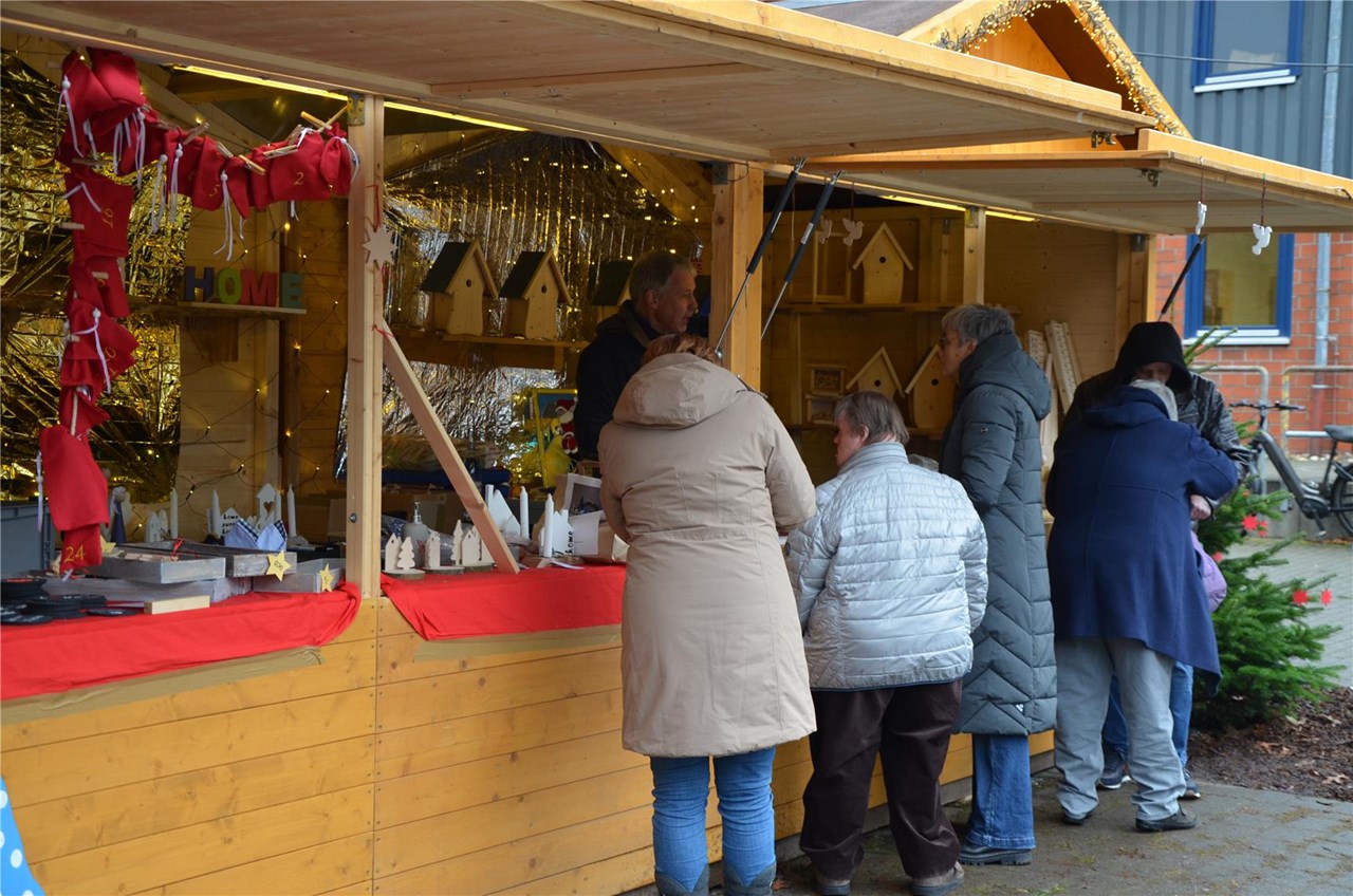 Weihnachtliche Hütten auf dem Adventbasar