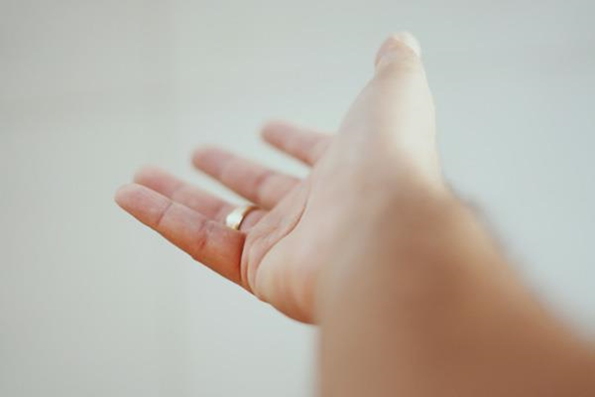 Hand nach vorne gestreckt