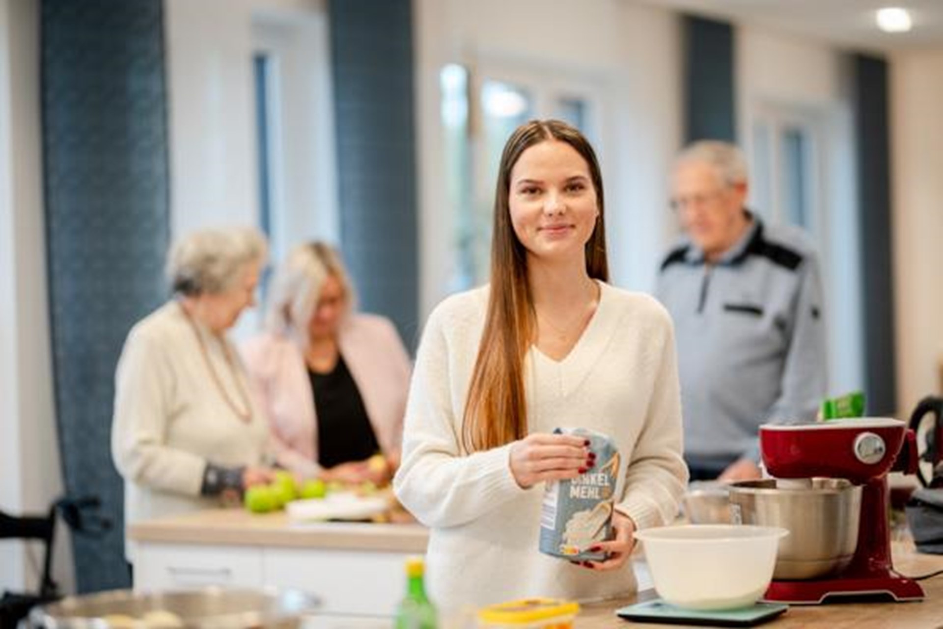 Junge Frau wiegt Mehl zum Backen ab