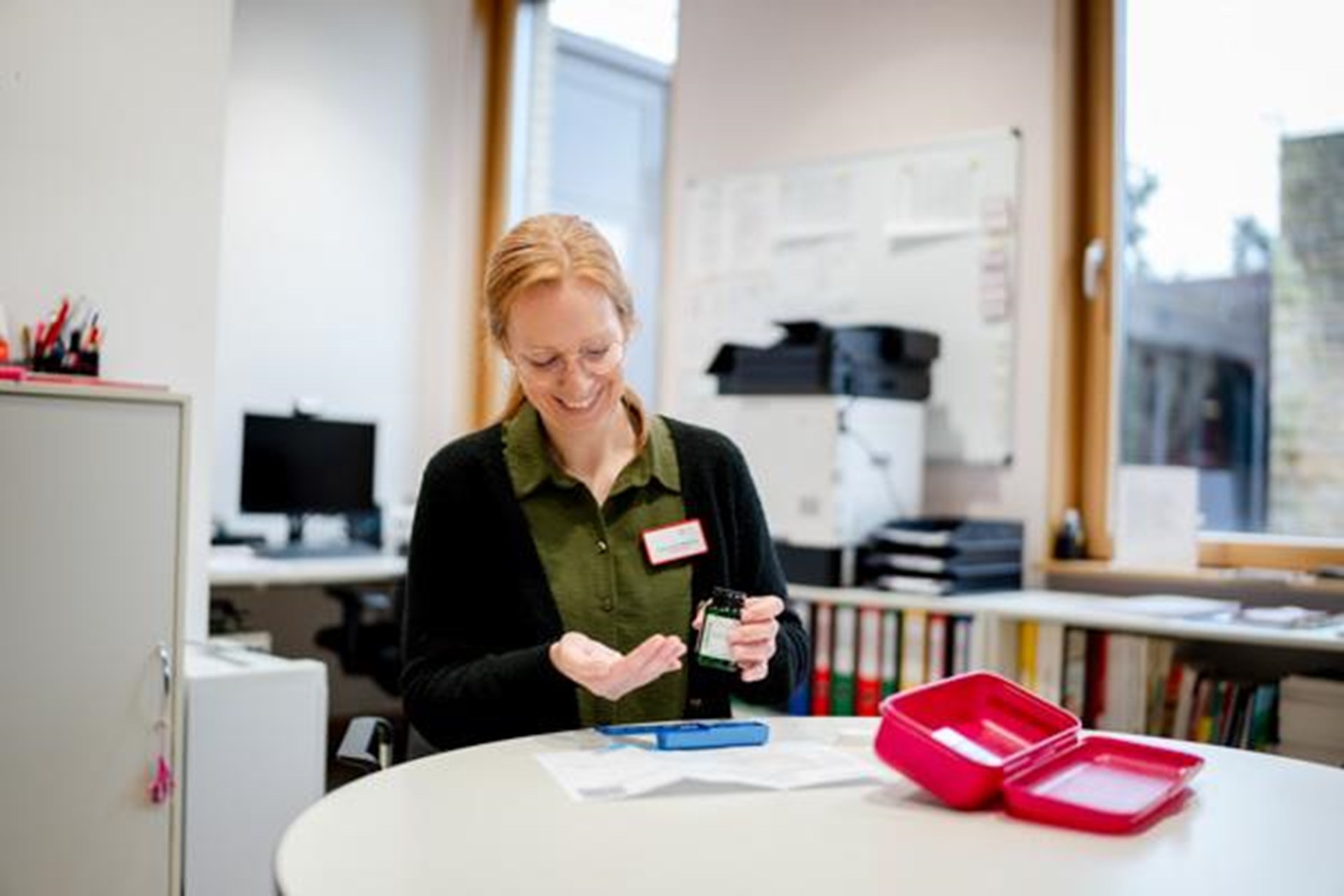 Eine Frau stellt Medikamente zusammen