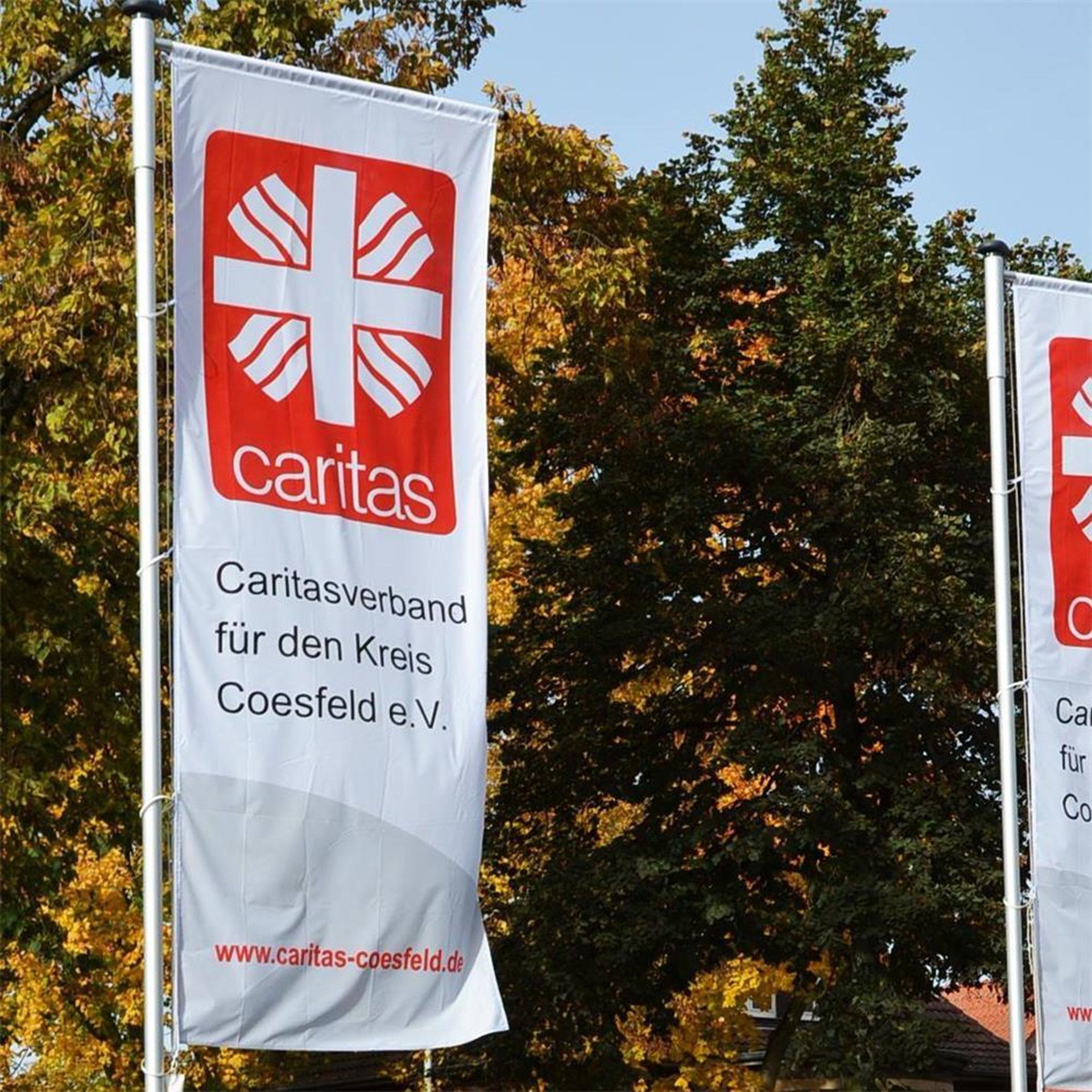 Zwei Flaggen im Wind