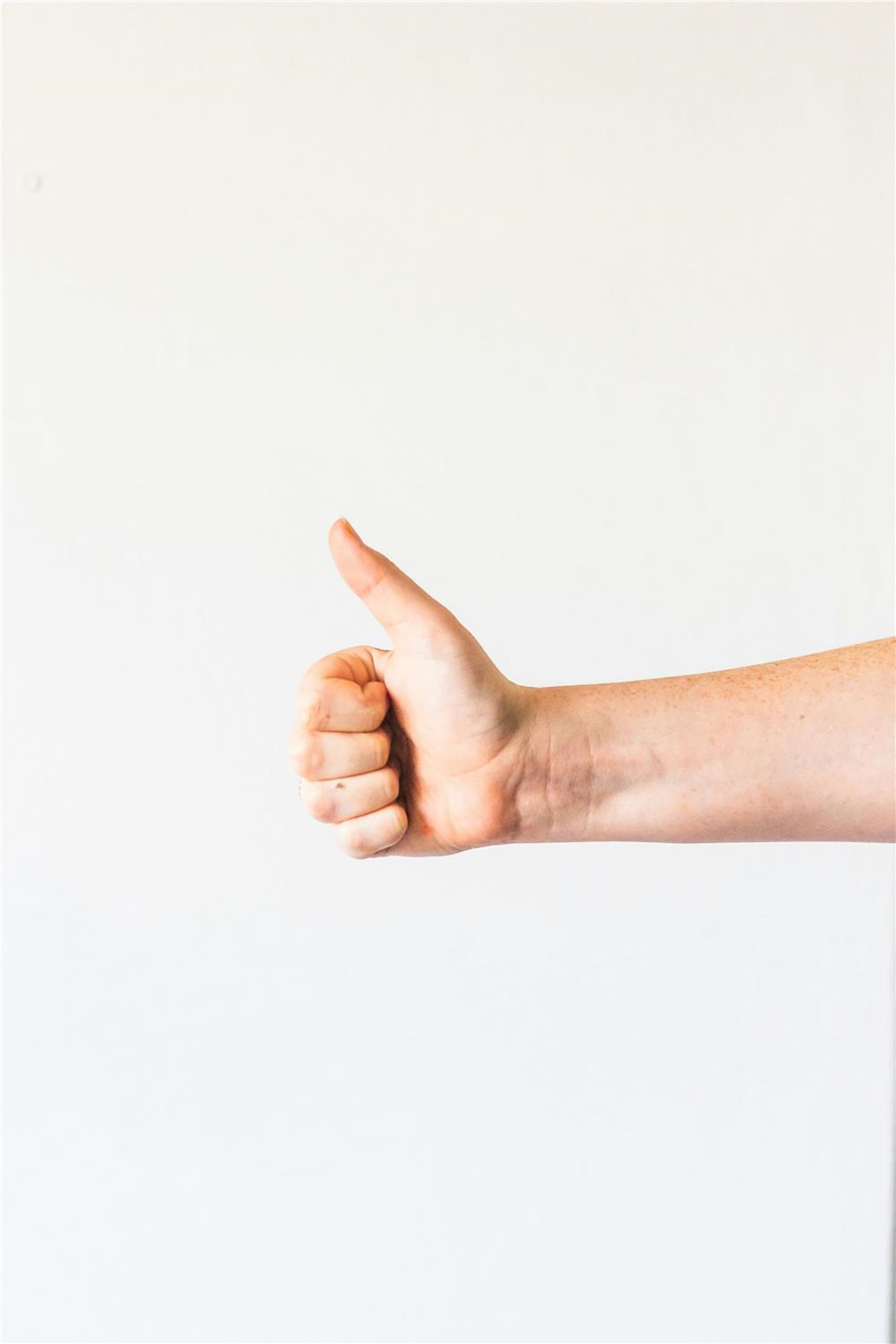 Hand streckt Daumen nach oben