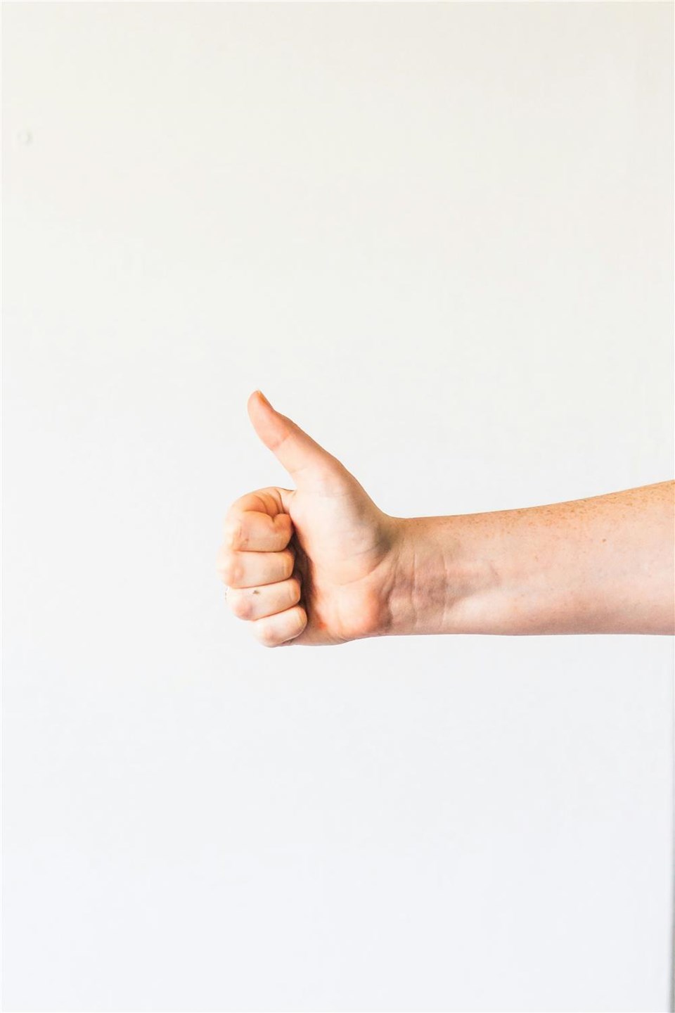 Hand streckt Daumen nach oben